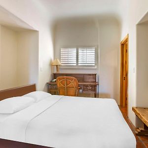 2 BEDROOM 2 KING SUITE MURPHY BED